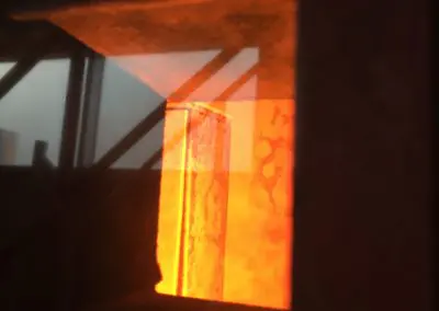 Blick auf den glühenden Brandschutzschrank mit DIAMANT-Funkanlage im Anschluss an den Brandversuch
